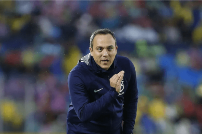 A equipe comandada pelo técnico Phelipe Leal (foto) está no Grupo C. Além do Irã, a Seleção terá pela frente nesta etapa Nova Caledônia (14/11, às 6h) e Inglaterra (17/11, às 9h). Os dois primeiros colocados de cada um dos seis grupos e os quatro melhores terceiros avançam para as oitavas de final. - Foto: Rafael Ribeiro/CBF