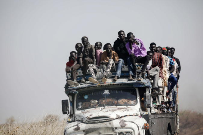 Refugiados em fuga da guerra no Sudão em maio deste ano; crise no país é uma das mais graves do mundo  -  (crédito: EPA)