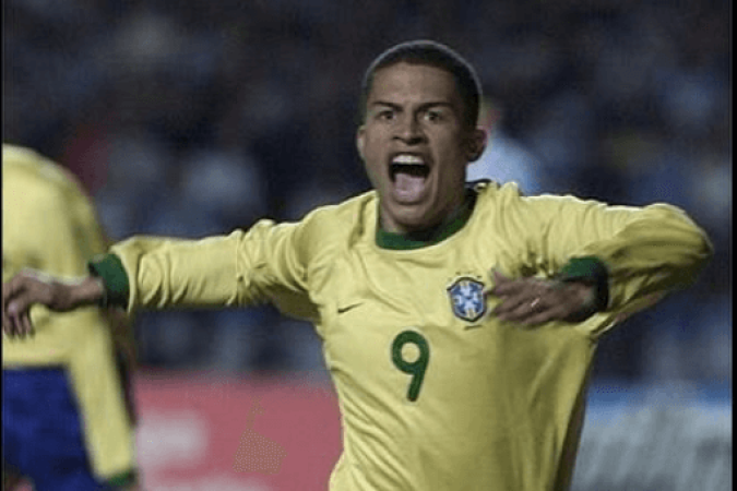 Eliminatórias para a Copa do Mundo de 2002 - Brasil 3 x 1 Argentina, no Morumbi - Gols: Vampeta (2) e Alex (BRA); Matias Almeyda (ARG). - Foto: Reprodução/Youtube