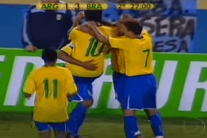 Eliminatórias para a Copa do Mundo de 2010 - Argentina 1 x 3 Brasil, no Gigante de Arroyito, em Rosario-ARG - Gols: Dátolo (ARG), Luisão e Luis Fabiano (2) (BRA). - Foto: Reprodução/TV Globo