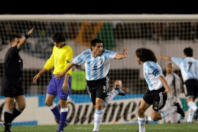 Eliminatórias para a Copa do Mundo de 2006 - Argentina 3 x 1 Brasil, no Monumental de Nuñez, em Buenos Aires - Gols: Crespo e Riquelme (2) (ARG); Roberto Carlos (BRA). - Foto: Reprodução/Youtube