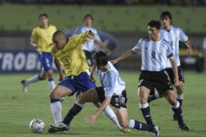 Eliminatórias para a Copa do Mundo de 2006 - Brasil 3 x 1 Argentina, no Mineirão - Gols: Ronaldo (3) (BRA); Sorín (ARG). - Foto: Reprodução/Youtube