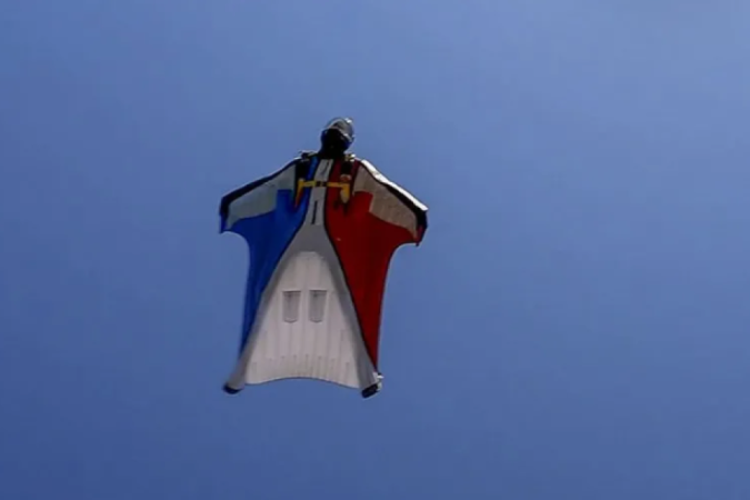 Nicolas Galy era praticante de 'wingsuit' e foi atingido no ar momentos depois de pular da aeronave -  (crédito: Getty Images)