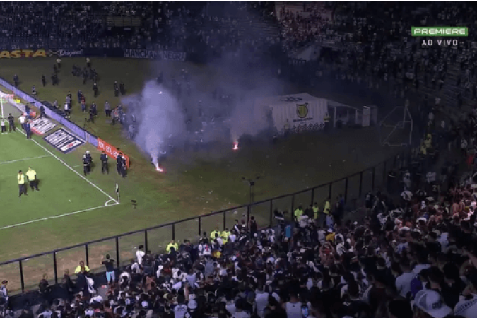 Curiosamente, no primeiro turno as equipes também duelaram com arquibancadas vazias. Na ocasião, o punido foi o clube carioca por cenas de vandalismo protagonizadas por seus torcedores em partida contra o Goiás. - Foto: Reprodução/Premiere