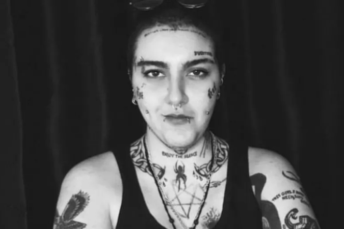 Ribell deixou para trás sua vida no Irã e, agora, trabalha como tatuadora na Turquia -  (crédito: Arquivo Pessoal)