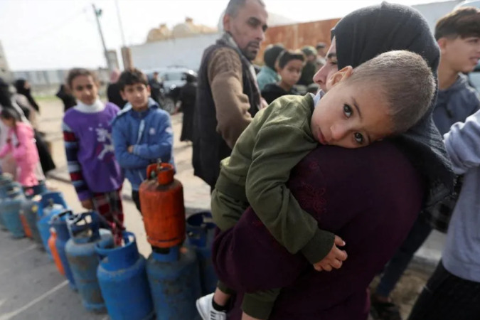 Pessoas faziam fila para obter combustível enquanto quatro caminhões transportando suprimentos entravam em Gaza no sábado. - (crédito: Reuters) Pessoas faziam fila para obter combustível enquanto quatro caminhões transportando suprimentos entravam em Gaza no sábado. - (crédito: Reuters)