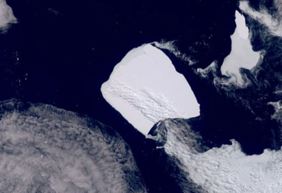 Após quase 40 anos encalhado nas profundezas do oceano, o maior iceberg do mundo voltou a se movimentar. A informação é da rede britânica BBC.  -  (crédito: Copernicus/Sentinel-3/Divulgação)