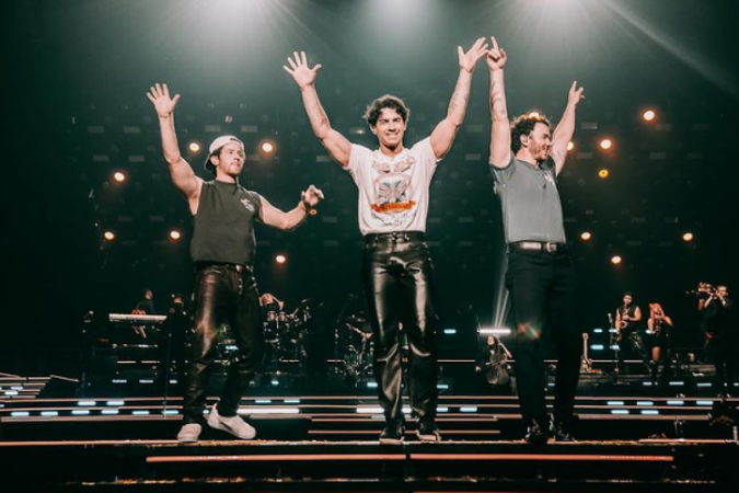 Trio formado por Joe, Kevin e Nick Jonas pode vim ao Brasil em abril de 2024 - (crédito: Reprodução/Instagram) Trio formado por Joe, Kevin e Nick Jonas pode vim ao Brasil em abril de 2024 - (crédito: Reprodução/Instagram)