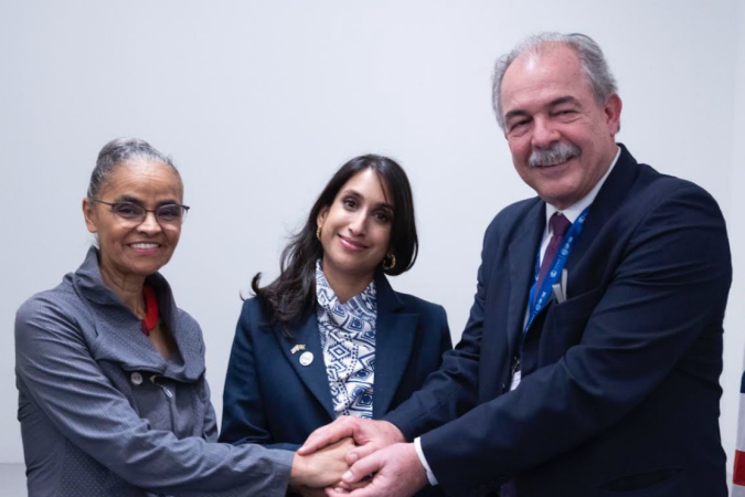A ministra do Meio Ambiente, Marina Silva, e o presidente do BNDES, Aloizio Mercadante, com a Secretária de Estado do Reino Unido para Segurança Energética e Carbono Zero, Claire Coutinho - (crédito: Divulgação/Embaixada do Reino Unido no Brasil) A ministra do Meio Ambiente, Marina Silva, e o presidente do BNDES, Aloizio Mercadante, com a Secretária de Estado do Reino Unido para Segurança Energética e Carbono Zero, Claire Coutinho - (crédito: Divulgação/Embaixada do Reino Unido no Brasil)