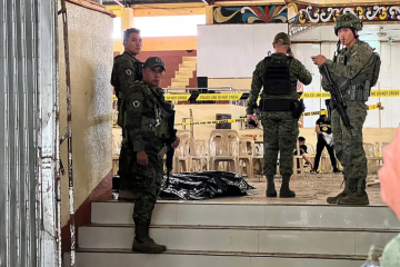 Militares montam guarda na entrada de um ginásio nas Filipinas após ataque a bomba ter matado civis que participavam de missa católica no local -  (crédito: Merlyn Manos / AFP)
