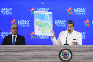 Nicolás Maduro apresenta novo mapa da Venezuela com a anexação de Esequibo da Guiana e seu interventor
Vice-Presidente Executiva, Delcy Rodríguez assumirá a liderança do Alto Comissariado
Assessoria de Imprensa do MPP (Ingrid Carvajal / 05.12.2023).- O Presidente da República, Nicolás Maduro, anunciou a criação do Alto Comissariado para a Defesa da Guiana Esequiba, que deve iniciar imediatamente uma dinâmica que permita avançar nas decisões tomadas pelo pessoas no referendo de 3 de dezembro deste ano. -  (crédito: Reprodução/Twitter)