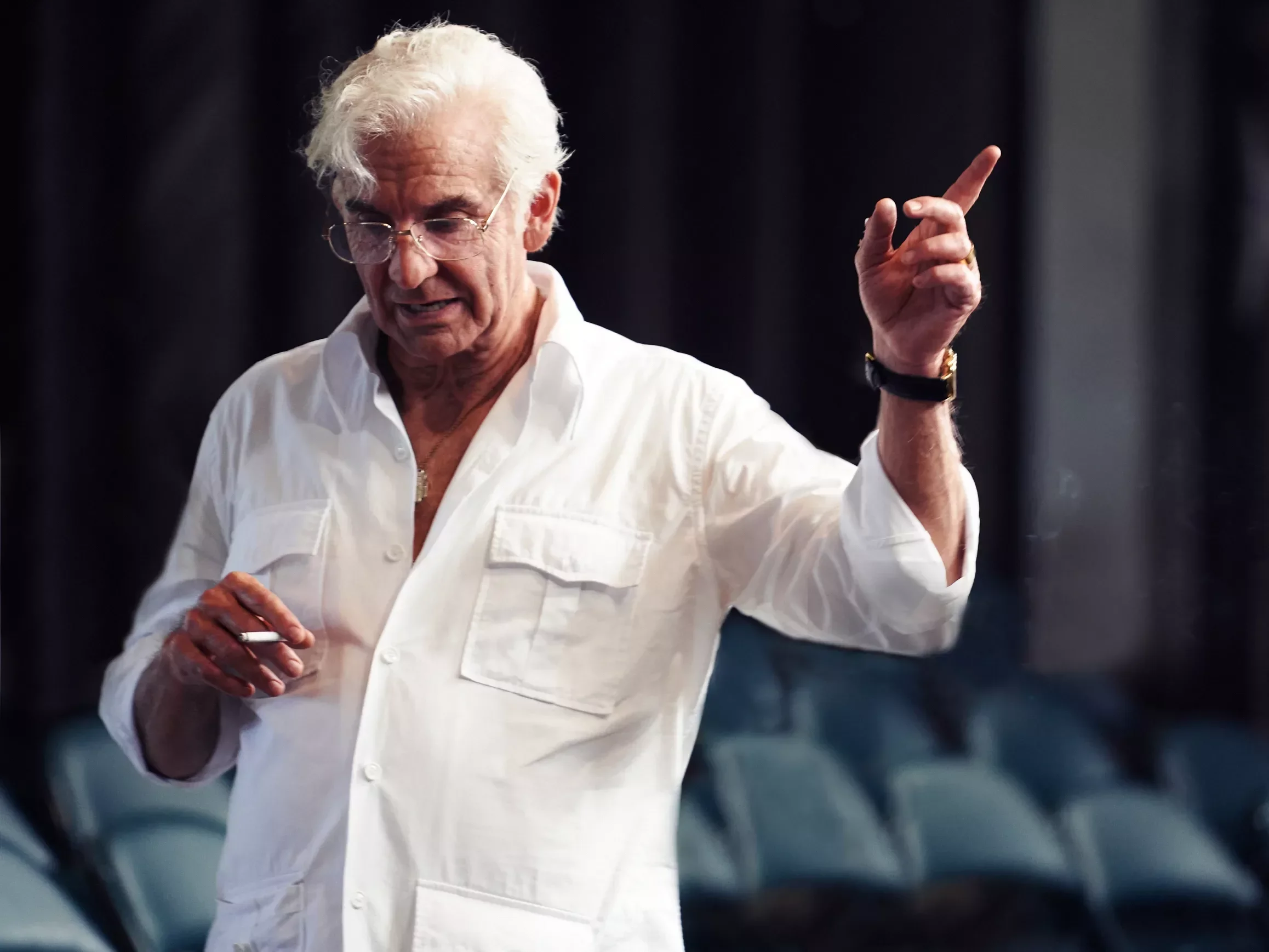 A magia do cinema faz com que os espectadores vibrem com cenas, enredos e efeitos especiais eletrizantes de Hollywood. Para interpretar o lendário Leonard Bernstein, no filme 'O Maestro', Bradley Cooper contou com a colaboração do especialista em efeitos de maquiagem Kazu Hiro e está cotado para a disputa do Oscar. -  (crédito: Divulgação/Netflix)
