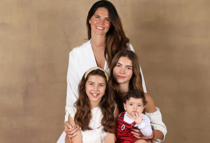 Daniella Sarahyba tem se dedicado à família e compartilhou em suas redes sociais uma foto ao lado dos três filhos. A modelo, de 39 anos, e o marido, Wolf Klabin, são pais de Gabriela, de 13 anos, Rafaela, de 9 e do pequeno Armando, de 8 meses. -  (crédito: Reprodução/@daniellasarahyba)