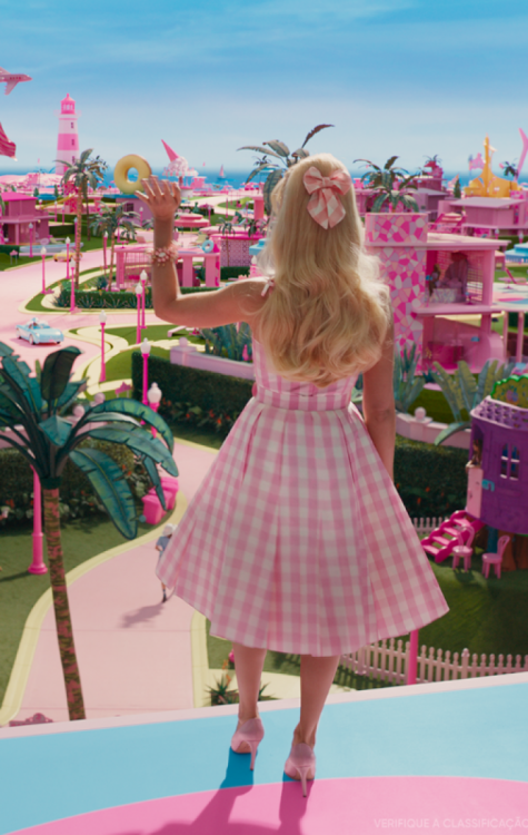 Cena de filme em que a Barbie olhando para a Barbie Land -  (crédito: Warner Bros / Divulgação)