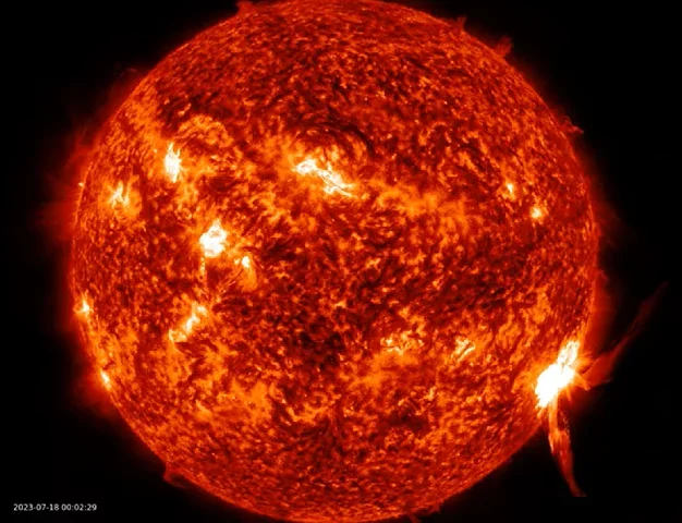 Vários cientistas têm demonstrado preocupação com relação a uma gigantesca tempestade solar que poderia causar um "apocalipse" na internet, que poderia durar meses. -  (crédito: reprodução youtube)