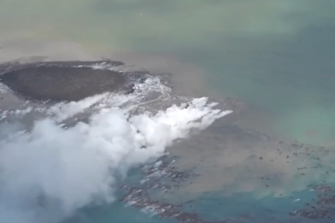 Imagem do momento de formação da mais nova ilha do mundo  -  (crédito: BBC)