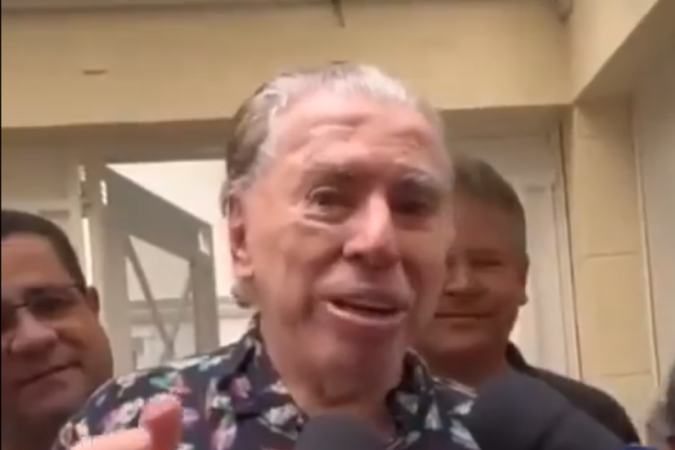 Sílvio Santos agradece de pijama homenagem realizada por fãs. - (crédito: Reprodução/X) Sílvio Santos agradece de pijama homenagem realizada por fãs. - (crédito: Reprodução/X)