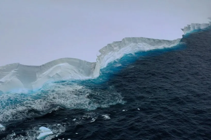Quando o iceberg começou a se movimentar, após 2020, tornou-se cada vez mais difícil obter medições abrangentes de espessura. No entanto, assumindo uma área de 3.900 km² e uma espessura média total de 285 metros, então A23a tem um volume de 1.113 quilômetros cúbicos e uma massa de 950 bilhões de toneladas - (crédito: BAS/T.GOSSMAN/M.GASCOYNE/C.GREY) Quando o iceberg começou a se movimentar, após 2020, tornou-se cada vez mais difícil obter medições abrangentes de espessura. No entanto, assumindo uma área de 3.900 km² e uma espessura média total de 285 metros, então A23a tem um volume de 1.113 quilômetros cúbicos e uma massa de 950 bilhões de toneladas - (crédito: BAS/T.GOSSMAN/M.GASCOYNE/C.GREY)