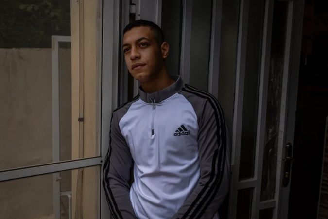 Yazen Alhasnat, de 17 anos, na manhã seguinte à sua libertação da prisão - (crédito: BBC) Yazen Alhasnat, de 17 anos, na manhã seguinte à sua libertação da prisão - (crédito: BBC)