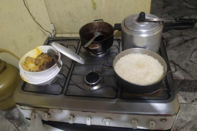 No fogão, policiais encontraram comida velha e estragada - (crédito: PMMG) No fogão, policiais encontraram comida velha e estragada - (crédito: PMMG)