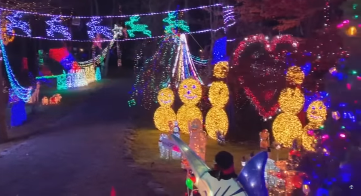 O casal leva tr&ecirc;s meses para montar toda a decora&ccedil;&atilde;o todos os anos. 