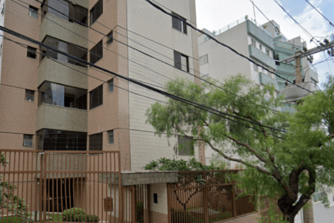 Criminosos invadiram prédio e levaram meio milhão de reais de cofre. Crime ocorreu em apartamento no Buritis, Região Oeste de BH -  (crédito: Google Street View/Reprodução)