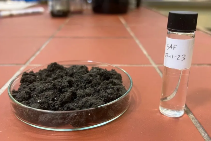 Dejetos humanos transformados em querosene em laboratório britânico -  (crédito: BBC)