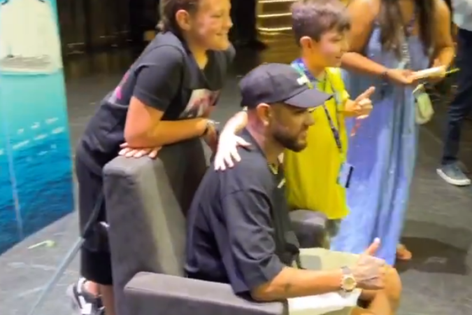 Neymar atendeu aos fãs mirins sentado em uma poltrona -  (crédito: Reprodução/X (@uaicrisnj, publicado em 28/12/23))