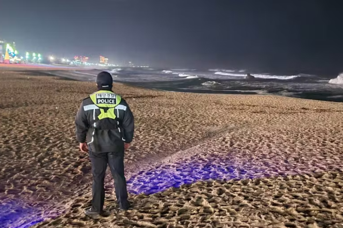 Um membro da Guarda Costeira da Coreia do Sul patrulha uma praia em Gangneung em 1º de janeiro de 2024, após a emissão de um aviso de tsunami devido a um terremoto significativo no Japão - (crédito: AFP) Um membro da Guarda Costeira da Coreia do Sul patrulha uma praia em Gangneung em 1º de janeiro de 2024, após a emissão de um aviso de tsunami devido a um terremoto significativo no Japão - (crédito: AFP)