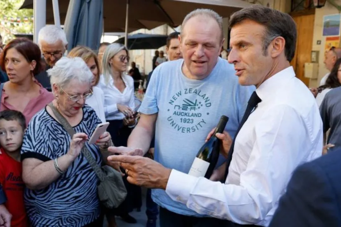 O presidente francês Macron disse no passado que bebe vinho duas vezes por dia -  (crédito: LUDOVIC MARIN/POOL/AFP)