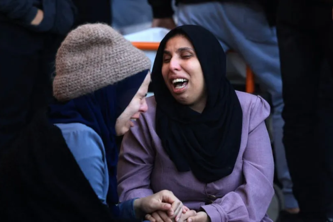 Uma mulher lamenta a morte de seu marido em Kahn Younis, em Gaza -  (crédito: AFP)