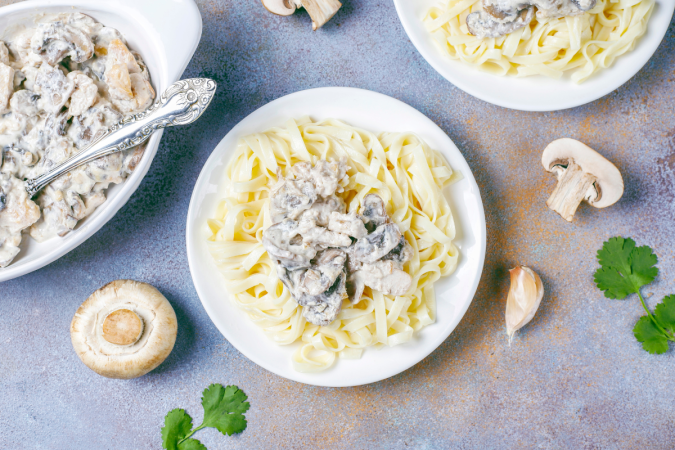 Macarrão com frango e cogumelos (Imagem: azerbaijan_stockers | Freepik) -  (crédito: Edicase - Tradicional -> Diversão e arte)