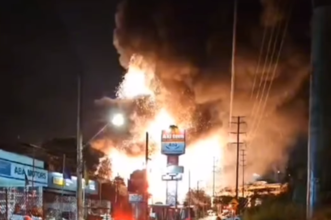Mais de 30 agentes do Corpo de Bombeiros de São Paulo combatem o incêndio em uma fábrica em Embu das Artes -  (crédito: Reprodução/Instagram @bombeiros_gaed)