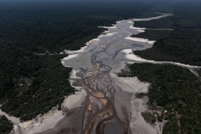 Estiagem na Amazônia secou o leito de rios por praticamente toda a região e afetou a vida de milhões de pessoas -  (crédito: EPA)