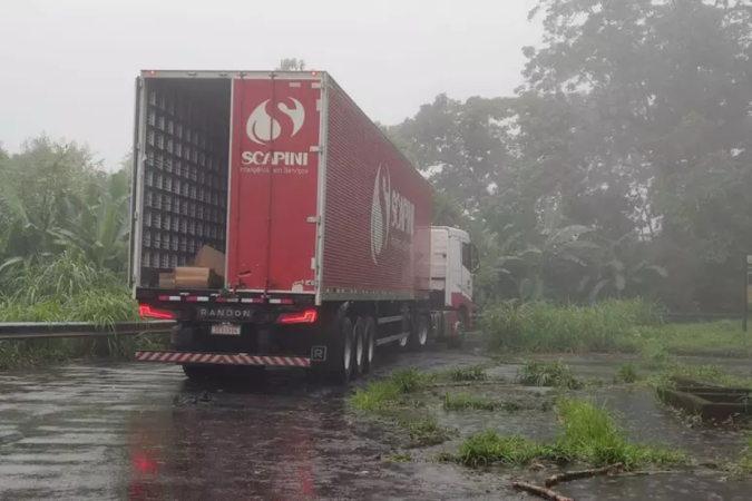 Alvo do assalto era caminhão que levava R$7 milhões em cigarros. -  (crédito: Polícia Militar Rodoviária/Divulgação)