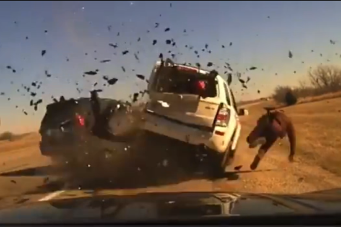 Vídeo impressionante foi divulgado pela Oklahoma Highway Patrol -  (crédito: Oklahoma Highway Patrol/Divulgação)