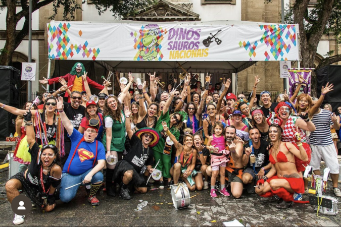 Dinossauros Nacionais é um bloco temático que toca os maiores clássicos do Rock Nacional em ritmo de Carnaval, o que chamam de RocKarnaval -  (crédito: Diculgação)