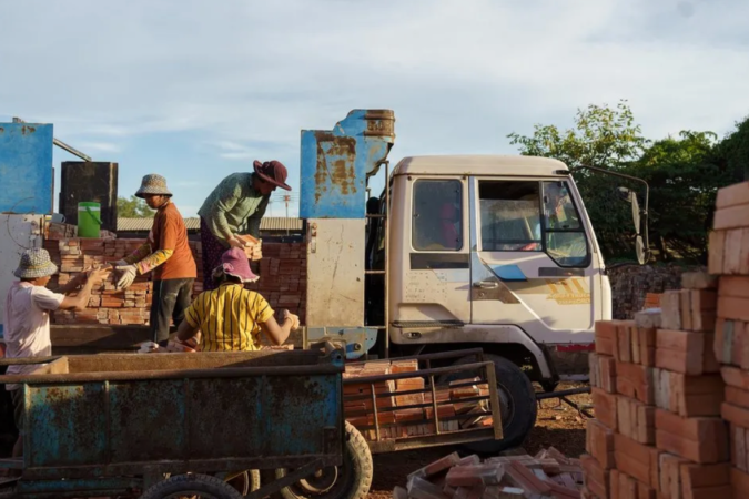 Pesquisadores documentaram o impacto na saúde dos trabalhadores de olarias, que trabalham em algumas das condições mais quentes do mundo. - (crédito: BBC) Pesquisadores documentaram o impacto na saúde dos trabalhadores de olarias, que trabalham em algumas das condições mais quentes do mundo. - (crédito: BBC)