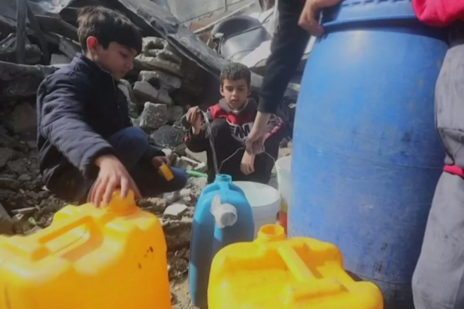 Tubulações que transportam água para os 2,3 milhões de habitantes de Gaza foram danificadas ou destruídas -  (crédito: Reuters)