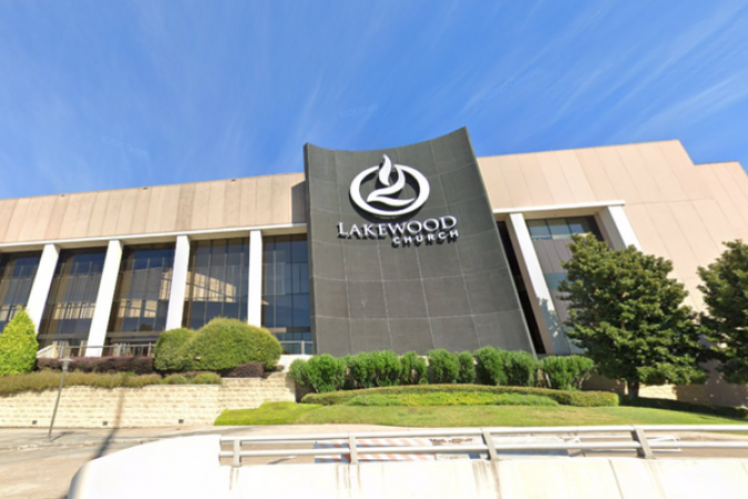 A Igreja de Lakewood, em Houston, tem capacidade para 16 mil pessoas. Anteriormente, o local chegou a abrigar o estádio do Houston Rockets, da liga americana de basquete - (crédito: Reprodução/Google Street View) A Igreja de Lakewood, em Houston, tem capacidade para 16 mil pessoas. Anteriormente, o local chegou a abrigar o estádio do Houston Rockets, da liga americana de basquete - (crédito: Reprodução/Google Street View)