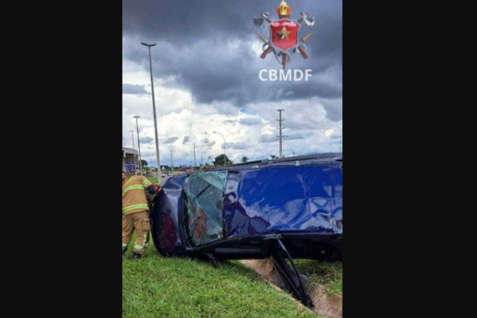 Carro capota na Santa Maria após colisão  -  (crédito: Divulgação CBM DF )