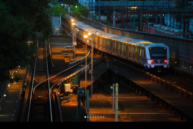 Em 12 de janeiro de 2007, quando trabalhadores estavam escavando para construir a estação Pinheiros, na zona oeste da capital paulista, um enorme buraco se abriu, engolindo parte da via ao lado, a Marginal Pinheiros - (crédito: Reprodução/Instagram @metrospoficial) Em 12 de janeiro de 2007, quando trabalhadores estavam escavando para construir a estação Pinheiros, na zona oeste da capital paulista, um enorme buraco se abriu, engolindo parte da via ao lado, a Marginal Pinheiros - (crédito: Reprodução/Instagram @metrospoficial)