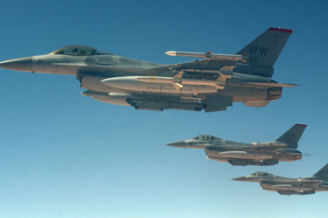 Uma das missões mais perigosas realizadas atualmente pelos F-16 é a caça a mísseis terrestres inimigos, apelidados pelos pilotos de 'Doninhas Selvagens' -  (crédito: Getty Images via BBC)