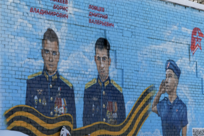 Este mural, em Solnechnogorsk, retrata soldados russos mortos no conflito -  (crédito: BBC)