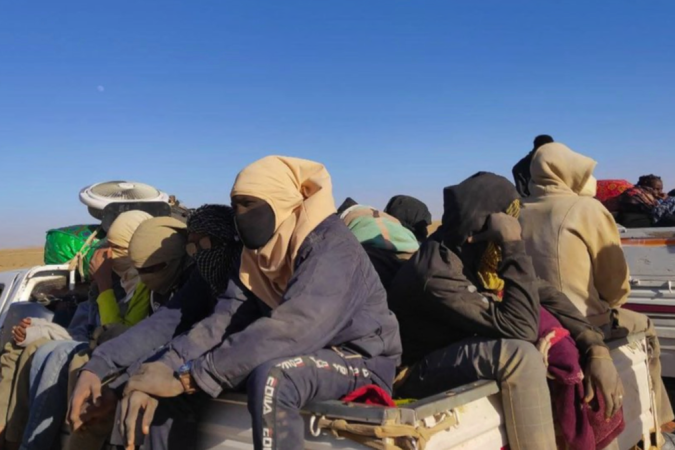 Pessoas usam carrocerias abertas para atravessar o deserto sudanês - (crédito: BBC) Pessoas usam carrocerias abertas para atravessar o deserto sudanês - (crédito: BBC)