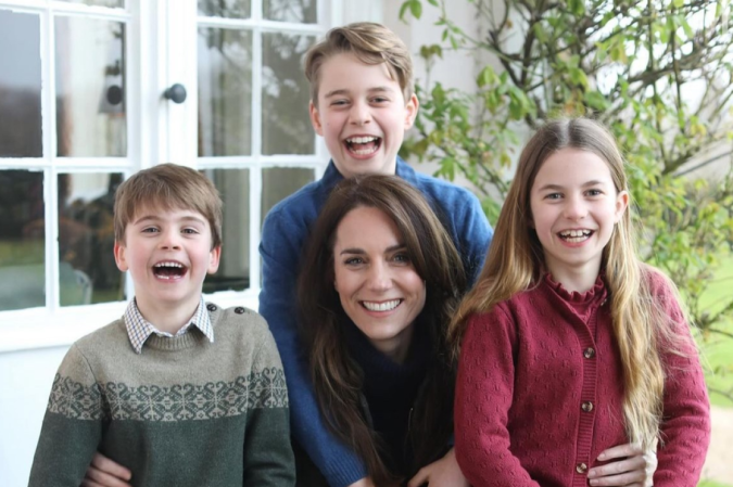 Kate Middleton com os filhos na foto manipulada -  (crédito: Instagram @princeandprincessofwales/Reprodução)