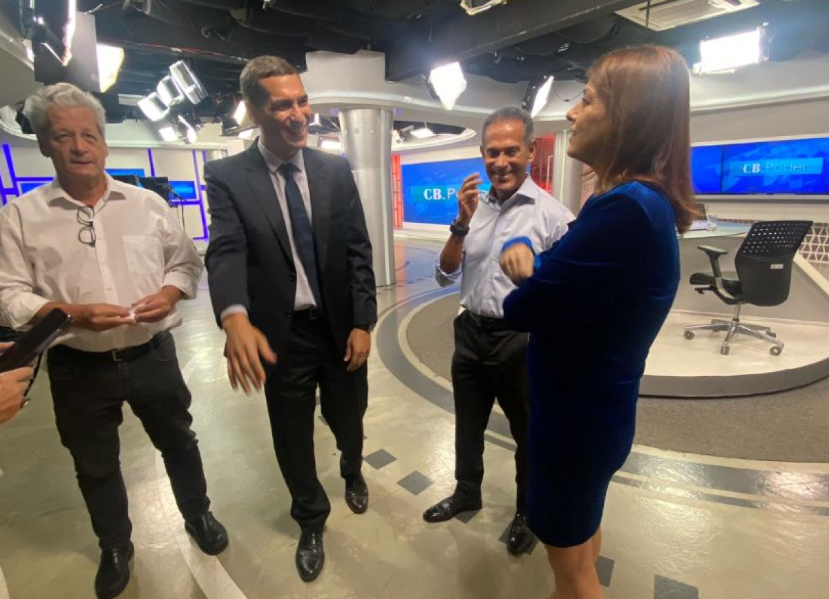 Paulo Pestana (E) e o secretário de Comunicação do GDF, Weligton Moraes, ao lado dos jornalistas Carlos Alexandre e Ana Maria Campos, nos estúdios da TV Brasília Paulo Pestana (E) e o secretário de Comunicação do GDF, Weligton Moraes, ao lado dos jornalistas Carlos Alexandre e Ana Maria Campos, nos estúdios da TV Brasília