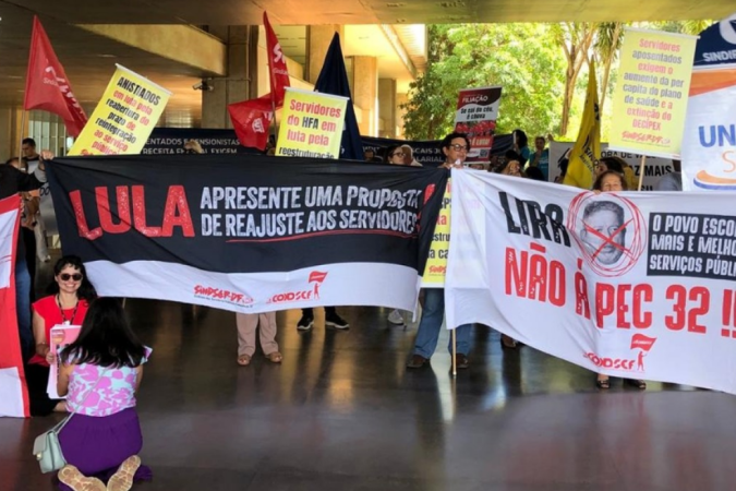 Servidores técnicos da UnB em assembleia do Sintfub. A reunião desta terça (19/3) será na praça Chico Mendes, na UnB - (crédito: Reprodução/Instagram @Sintfub UnB) Servidores técnicos da UnB em assembleia do Sintfub. A reunião desta terça (19/3) será na praça Chico Mendes, na UnB - (crédito: Reprodução/Instagram @Sintfub UnB)