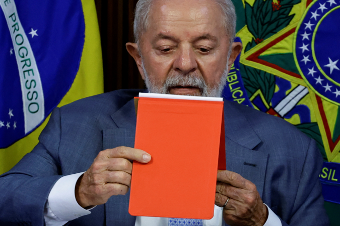 Queda de popularidade do presidente Lula se deve principalmente à inflação, fruto de política fiscal frouxa, mas ainda há tempo de mudar, diz professor da FGV -  (crédito: Reuters)