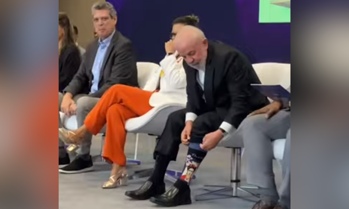 Lula arrumando meia com rosto de Frida Kahlo durante 12ª Conferência Nacional dos Direitos da Criança e do Adolescente. Lula arrumando meia com rosto de Frida Kahlo durante 12ª Conferência Nacional dos Direitos da Criança e do Adolescente.